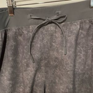 Men’s lululemon  10” lined gravel dust asphalt gray excellent condition